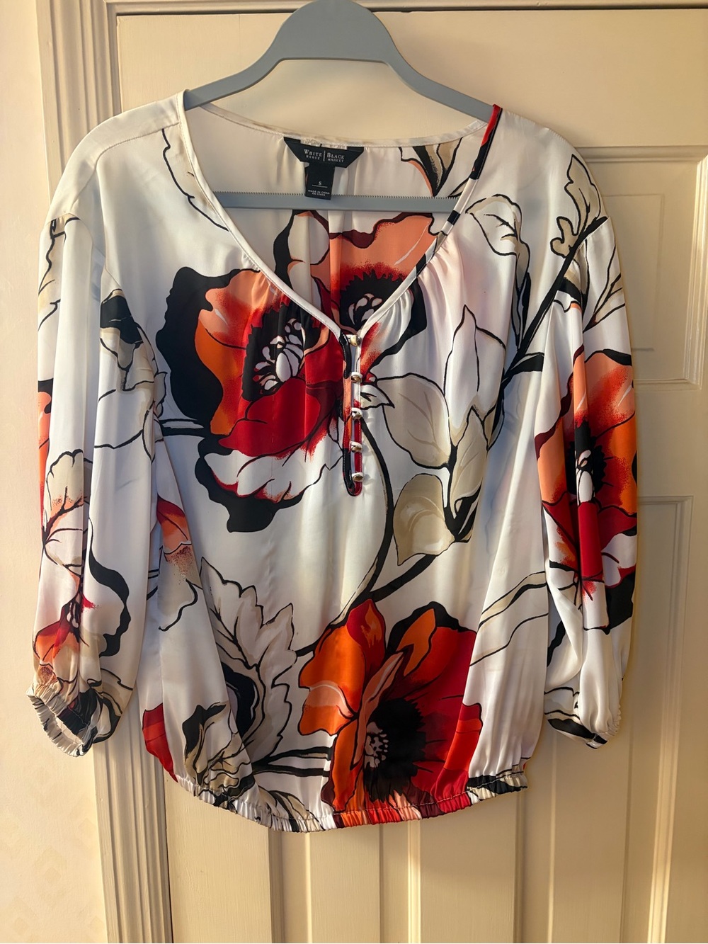 ♥️White House Black Market White Satin Floral Blouse with Red and Orange Blooms🔥
